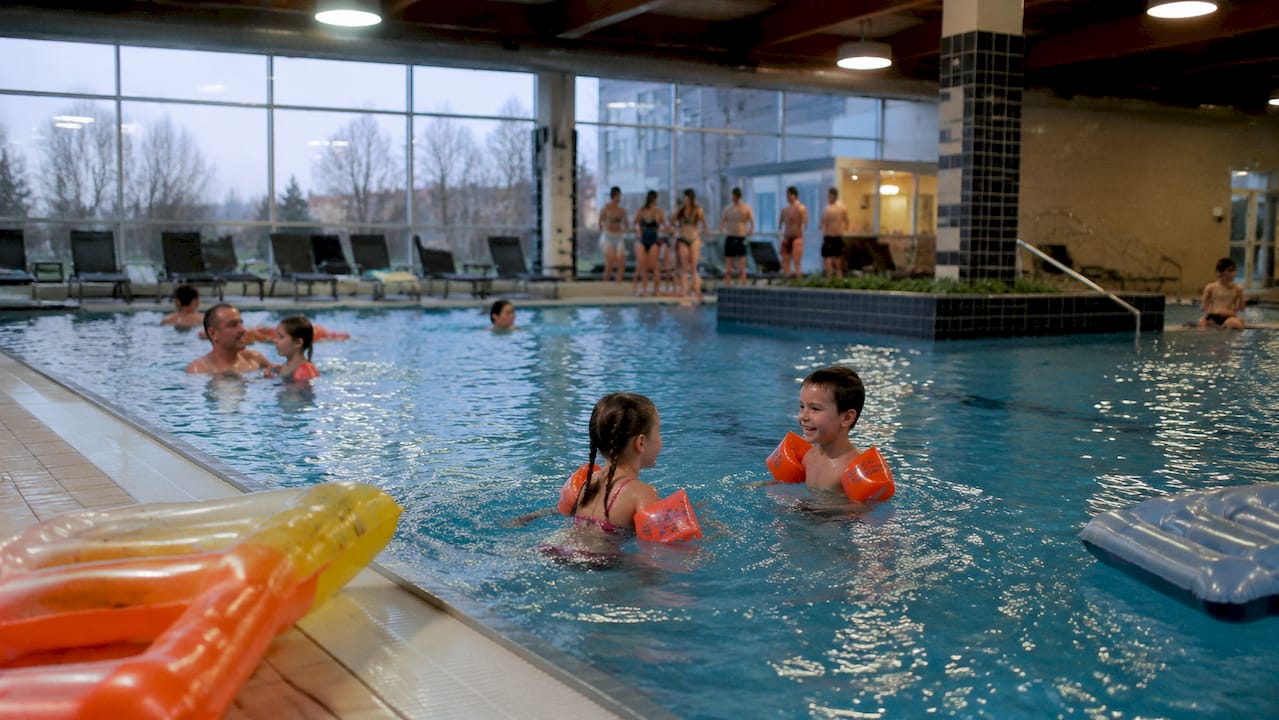 Familien genießen gemeinsam einen entspannten Tag im Hallenbad Holzminden.