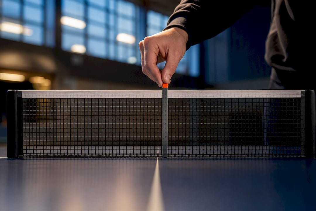 Messlehre am Tischtennisnetz in der Halle