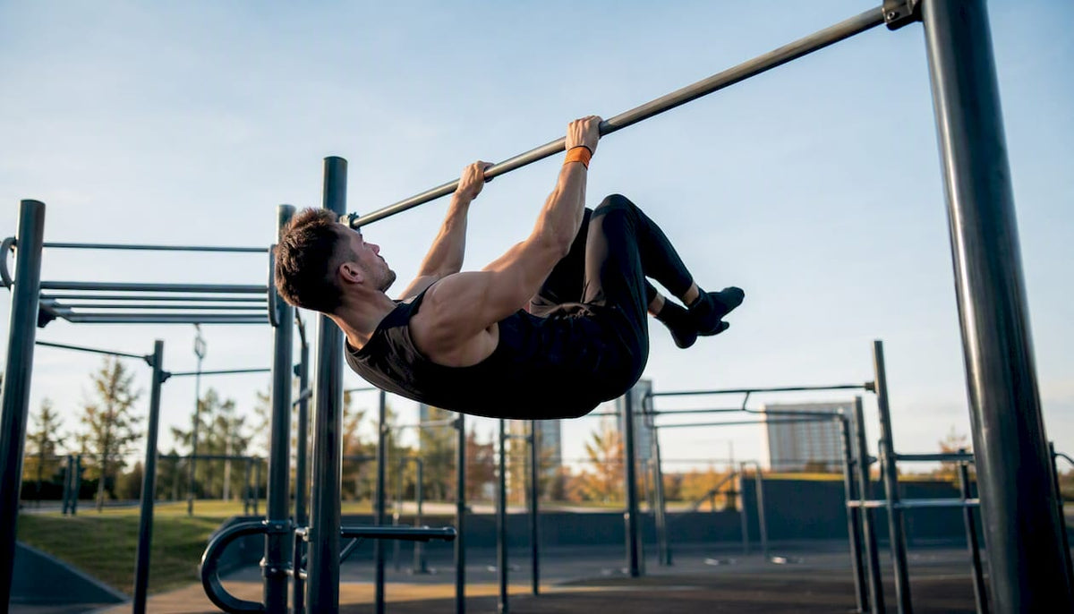 Athlet beim Front Lever im Calisthenics-Park