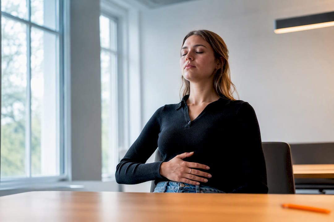 Die Person atmet ruhig im Prüfungsraum.