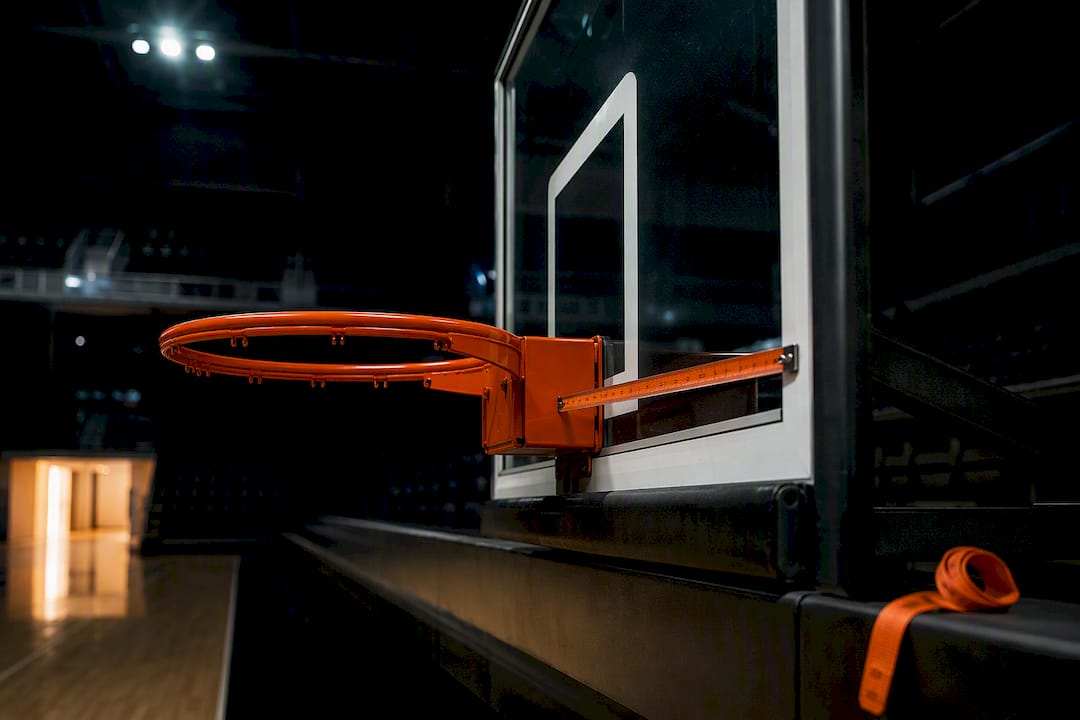 Basketballkorb mit Brett und Höhenmaß