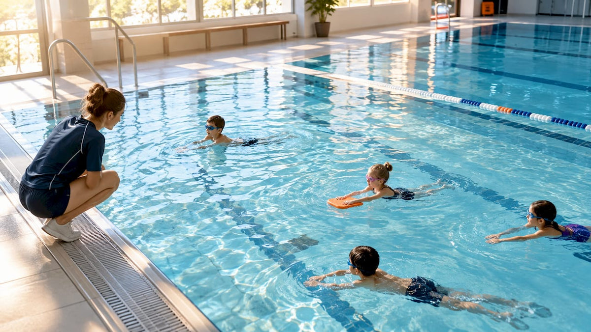Schwimmlehrer beobachtet sichere Kindergruppe im Becken