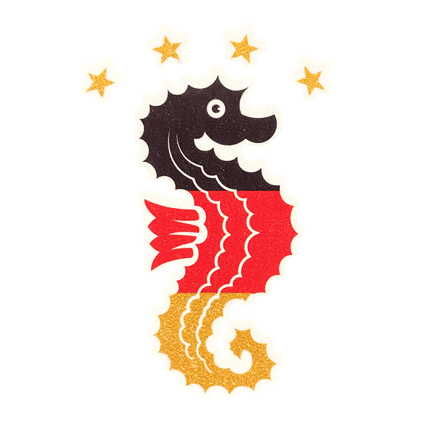 Seepferdchen Hauttattoo in Schwarz Rot Gold mit fuenf goldenen Sternen im Deutschland-Design