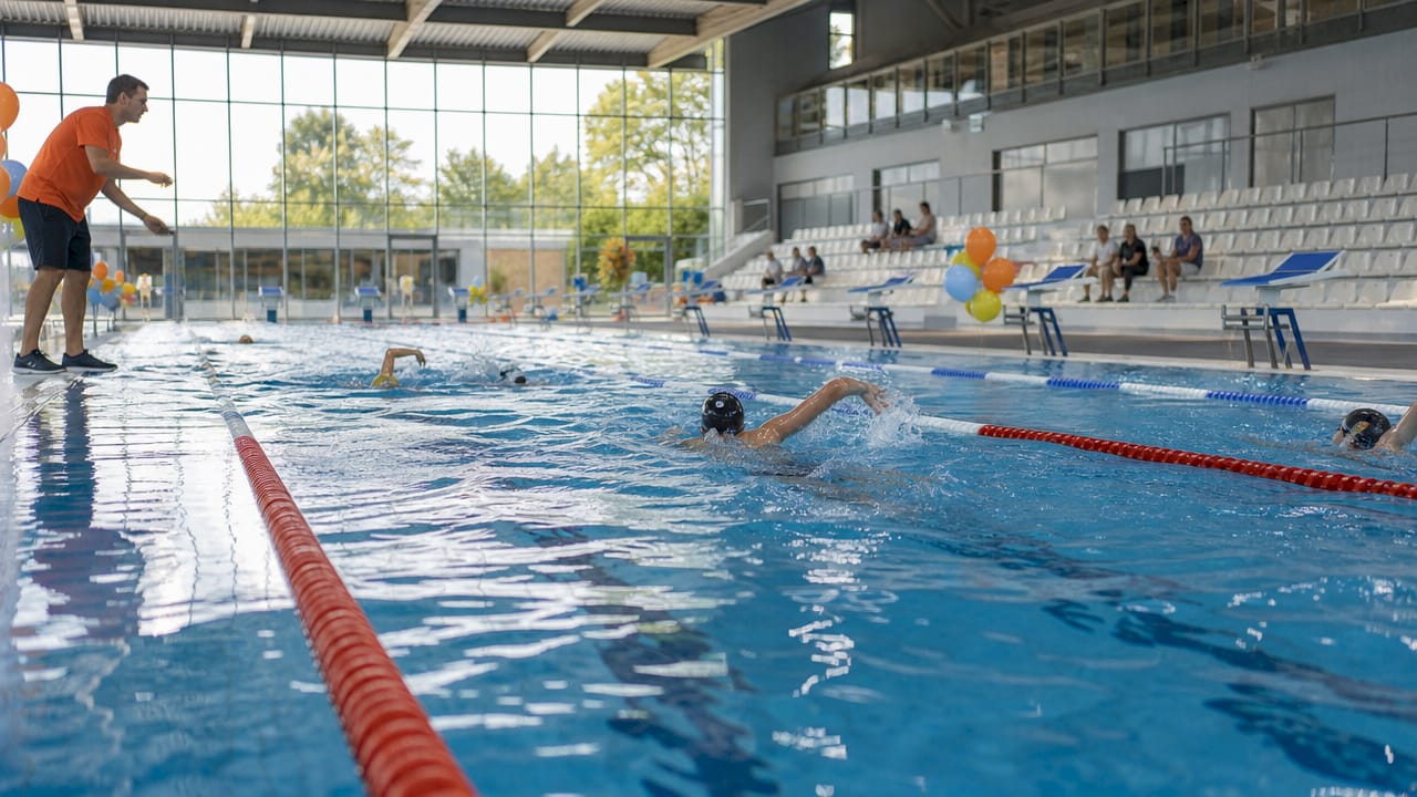Blick ins Europabad: Das großzügige 50-Meter-Schwimmbecken lädt zahlreiche Badegäste zum sportlichen Bahnenziehen ein.