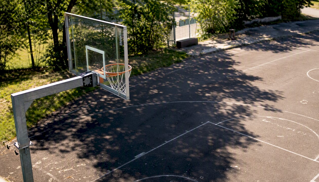 Fester Basketballkorb auf einem Außenplatz