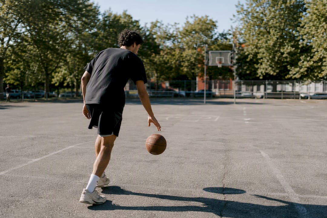 Basketball-Dribbeln auf Asphalt im Freien