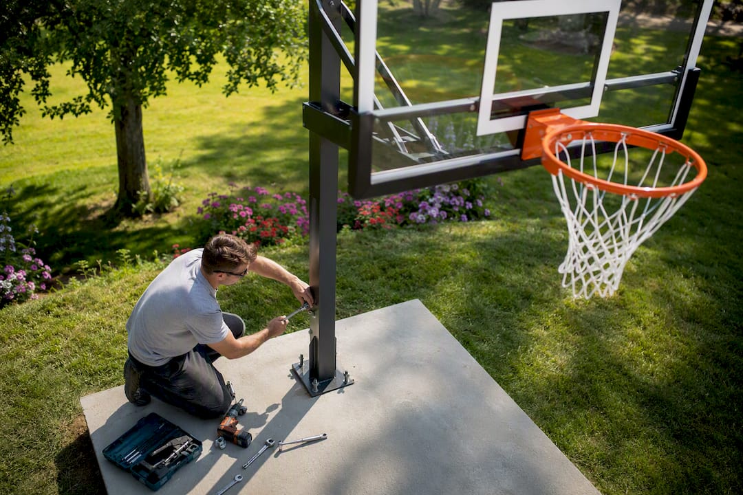 Teilweise montierter Outdoor-Basketballkorb