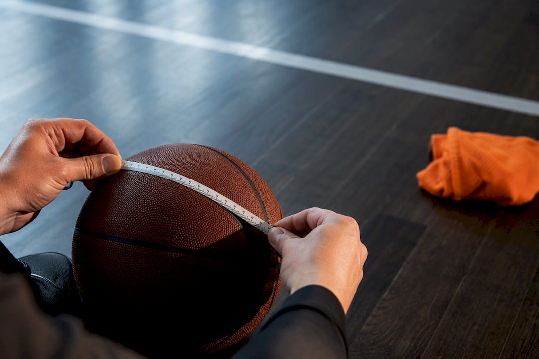 Der Umfang eines Basketballs wird genau vermessen