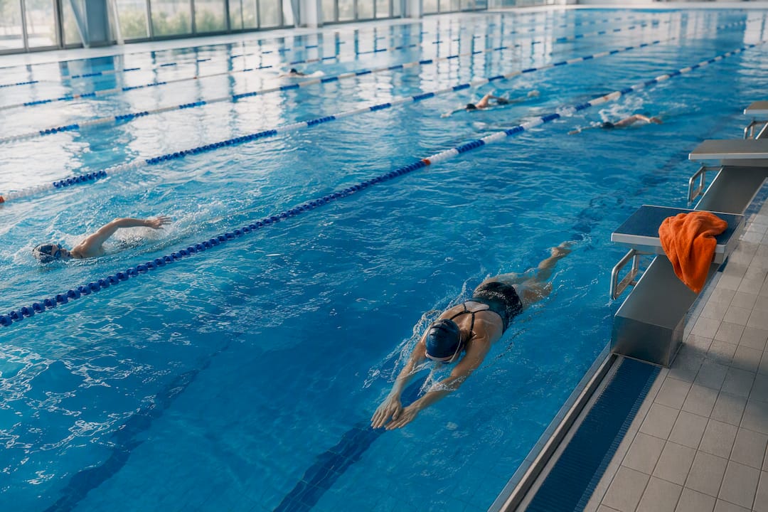 Junge Schwimmer üben ihre Technik im Wettkampfbecken