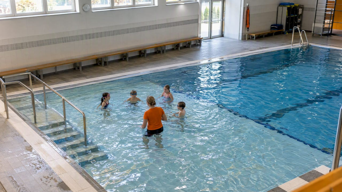 Klares Lehrschwimmbecken mit sicherem Randbereich